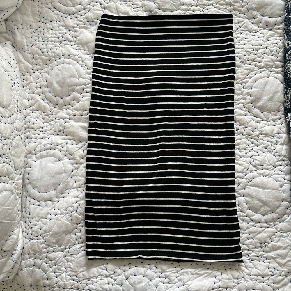 Black and white loft pencil skirt. T shirt material